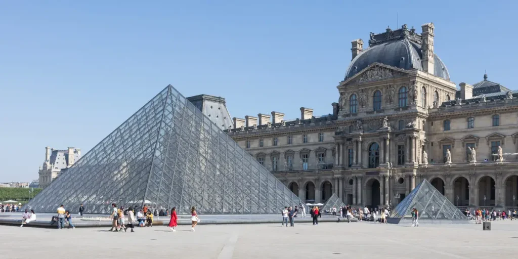 Wahrzeichen des Louvre-Museums und Naturwunder